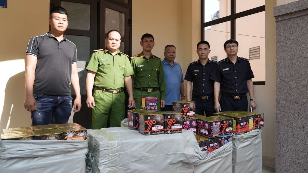 Đội Kiểm soát chống buôn lậu, hàng giả và bảo vệ quyền sở hữu trí tuệ (Đội 4), Cục Điều tra chống buôn lậu (Tổng cục Hải quan) phối hợp với Công an TP Lạng Sơn để điều tra, xác minh nhằm xử lý các đối tượng liên quan đến 2 vụ vận chuyển pháo trái phép. 	Ả