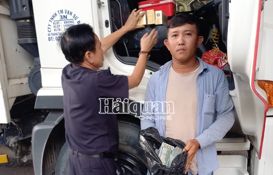 Bắt giữ đối tượng vận chuyển số lượng lớn ngoại tệ vào Việt Nam qua cửa khẩu Mộc Bài