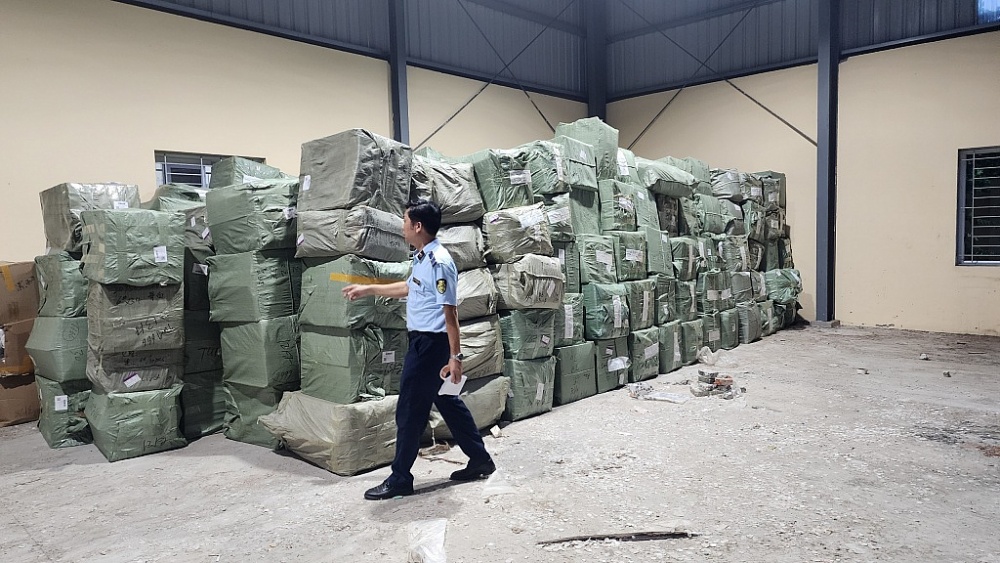 Kho chứa hàng vi phạm do lực lượng chức năng phát hiện tại Hải Dương.