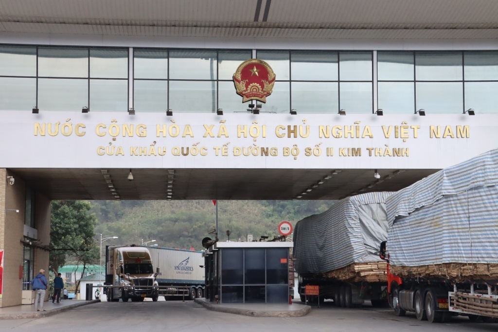 Hoạt động xuất nhập khẩu qua cửa khẩu quốc tế đường bộ số II Kim Thành, Lào Cai.  	Ảnh: T.Bình