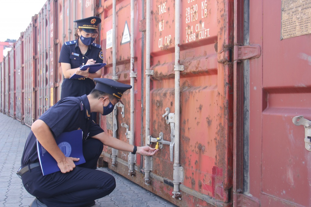 Hải quan TPHCM giám sát hàng hóa XNK. Ảnh: T.H