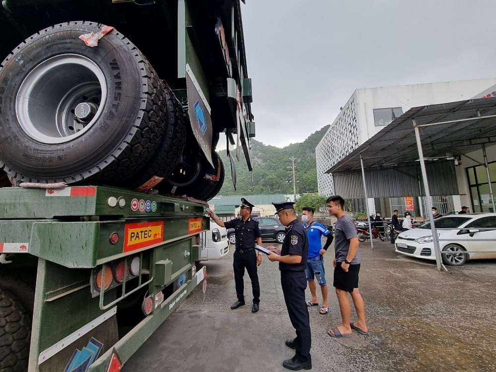 Công chức Hải quan Hữu Nghị kiểm tra mặt hàng ô tô chuyên dụng nhập khẩu. 	Ảnh: H.N