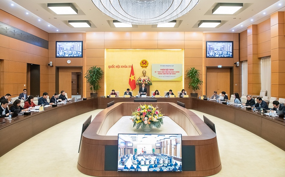 Chủ nhiệm Ủy ban Pháp luật Hoàng Thanh Tùng chủ trì Phiên giải trình. Ảnh: Cổng 