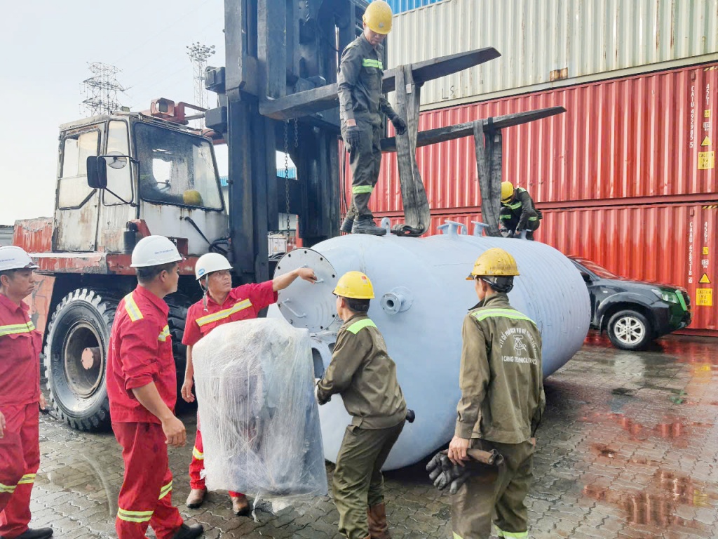 Hải quan bắt giữ 84.000 bao thuốc lá lậu giấu trong bồn thép, trị giá hơn 2,5 tỷ đồng