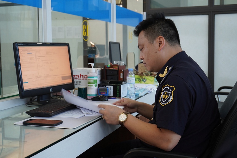 Công chức Hải quan rà soát hồ sơ trên hệ thống VNACCS/VICS. Ảnh: H.Nụ