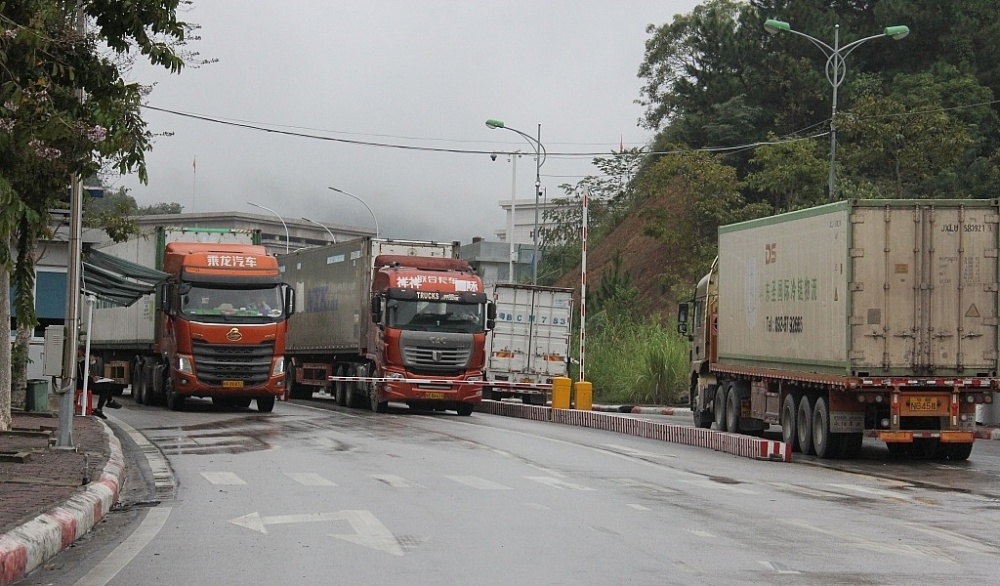 Hoạt động thông quan tại cửa khẩu Hữu Nghị. Ảnh: H.Nụ