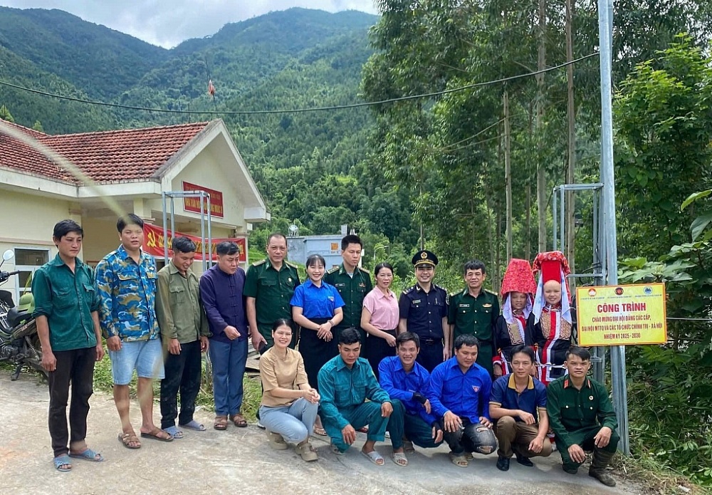 Hải quan Hoành Mô phối hợp bàn giao công trình “Thắp sáng đường nội thôn”
