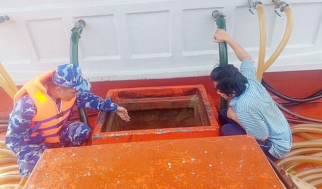 Lực lượng Cảnh sát biển số dầu DO vi phạm. Ảnh: CSB 4 Lực lượng Cảnh sát biển số dầu DO vi phạm. Ảnh: CSB 4
