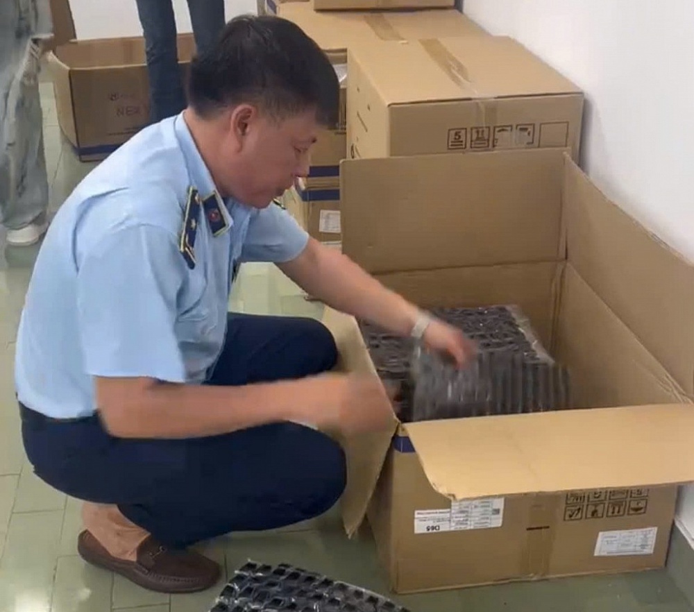 Thu giữ hàng chục máy móc, thiết bị để lắp ráp thuốc lá điện tử