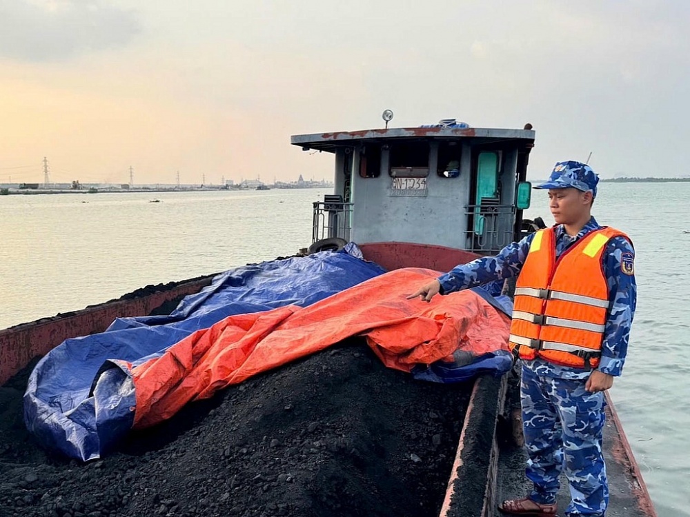 Lực lượng Cảnh sát biển kiểm tra số than vận chuyển trên tàu.