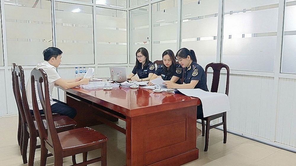 Công chức Hải quan cửa khẩu cảng Hòn La làm việc với doanh nghiệp trong tháng 4/2025.