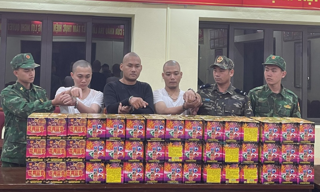 Hải quan Trà Lĩnh phối hợp bắt quả tang vụ vận chuyển hơn 1 tạ pháo nổ