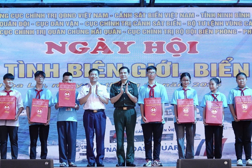 Ban tổ chức chương trình trao học bổng tặng học sinh nghèo vượt khó học giỏi.