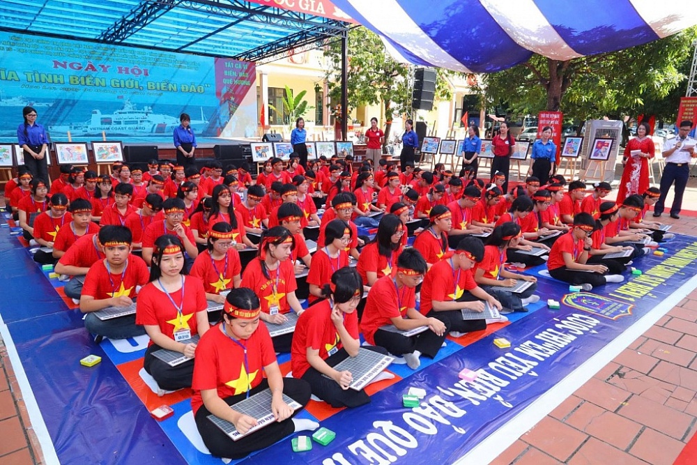Trong khuôn khổ chương trình, diễn ra Cuộc thi “Em yêu biển, đảo quê hương” giữa các trường THCS trên địa bàn Hoa Lư bằng hình thức trực tiếp