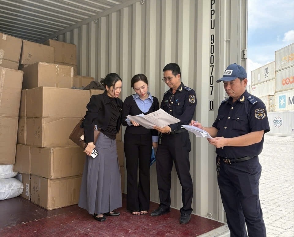 Bài 2: Những lô hàng Trung Quốc giả nhãn hiệu