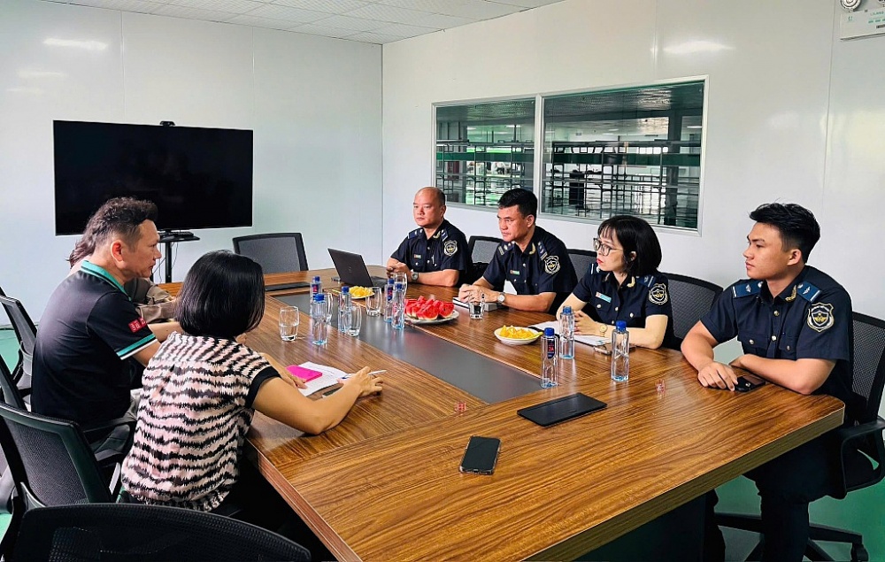 Đoàn công tác của Hải quan cửa khẩu cảng Cẩm Phả làm việc, lắng nghe, tháo gỡ khó khăn cho cộng đồng doanh nghiệp.