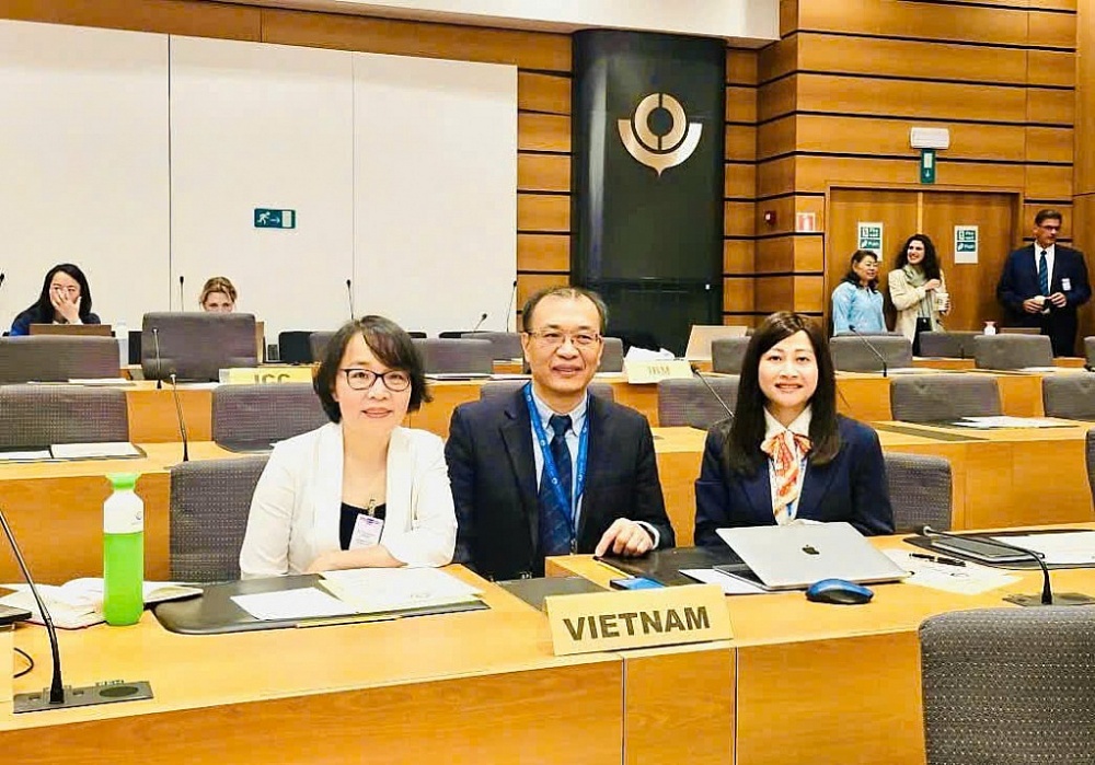 bà Nguyễn Thị Vĩnh Hoài, Tham tán, đại diện Hải quan Việt Nam tại WCO - Chủ tịch PTC nhiệm kỳ 2025-2026 chụp ảnh cùng đoàn Hải quan Việt Nam.