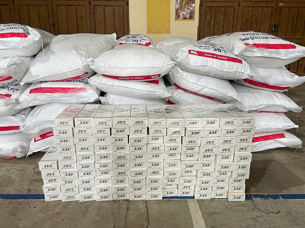 Phát hiện xe khách chở lượng lớn đường, thuốc lá có dấu hiệu nhập lậu