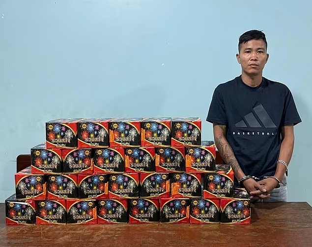 Đối tượng Giáp cùng tang vật.