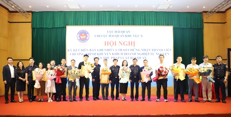 Trao chứng nhận cho 12 DN tham gia Chương trình tự nguyện tuân thủ pháp luật hải quan