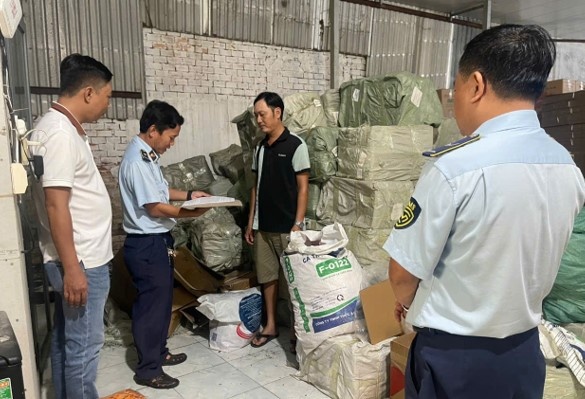 Tạm giữ hơn 1 tấn bánh kẹo không rõ nguồn gốc, xuất xứ