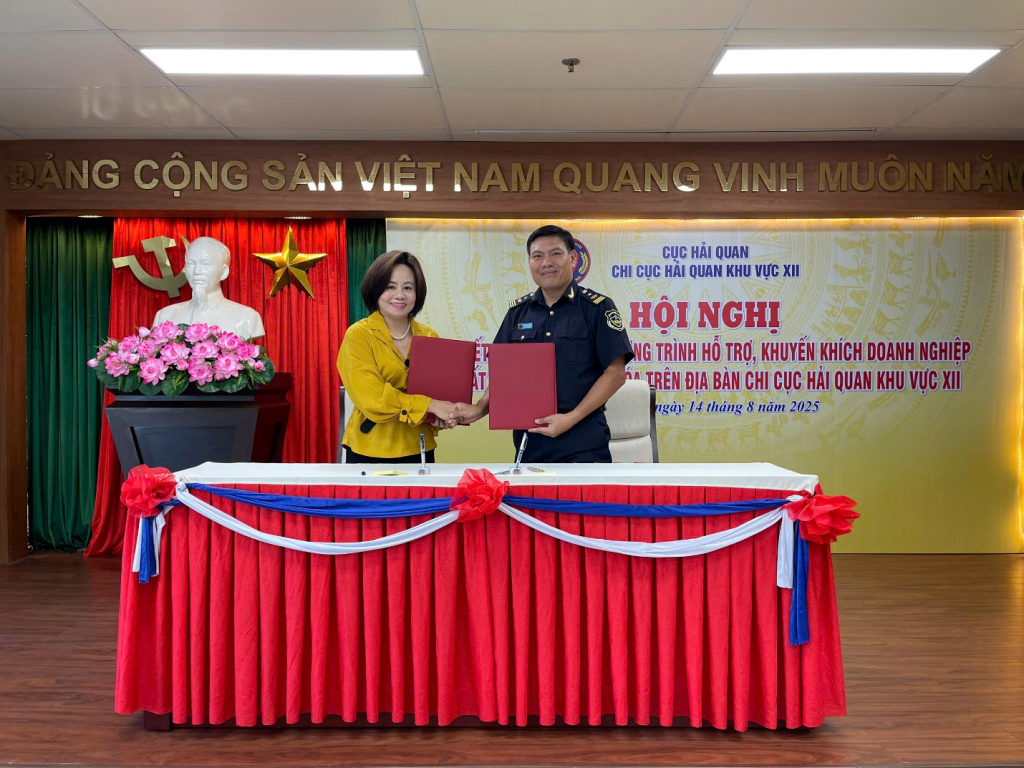 Đại diện Chi cục Hải quan khu vực XII và Doanh nghiệp kí kết Biên bản ghi nhớ.
