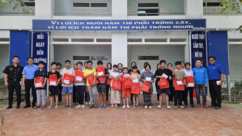 Đoàn Thanh niên Hải quan khu vực II tham gia tặng quà cho người dân vùng lũ Khánh Hòa