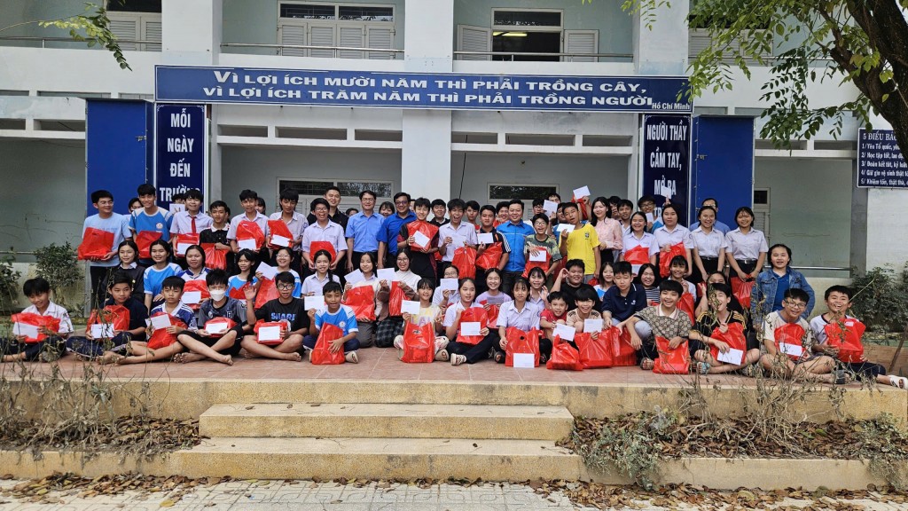 Đoàn Thanh niên Hải quan khu vực II tham gia tặng quà cho người dân vùng lũ Khánh Hòa