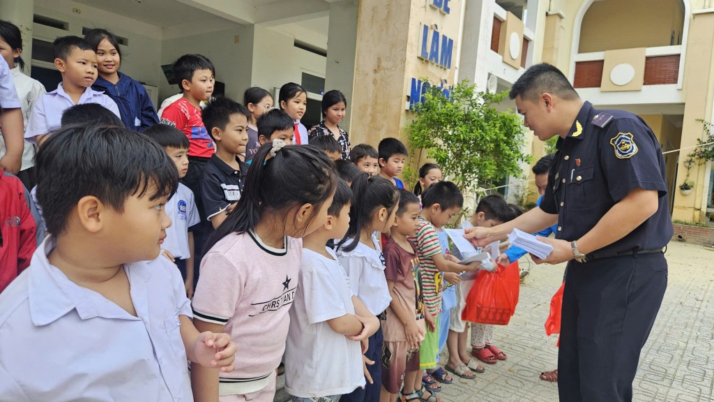 Đoàn Thanh niên Hải quan khu vực II tham gia tặng quà cho người dân vùng lũ Khánh Hòa