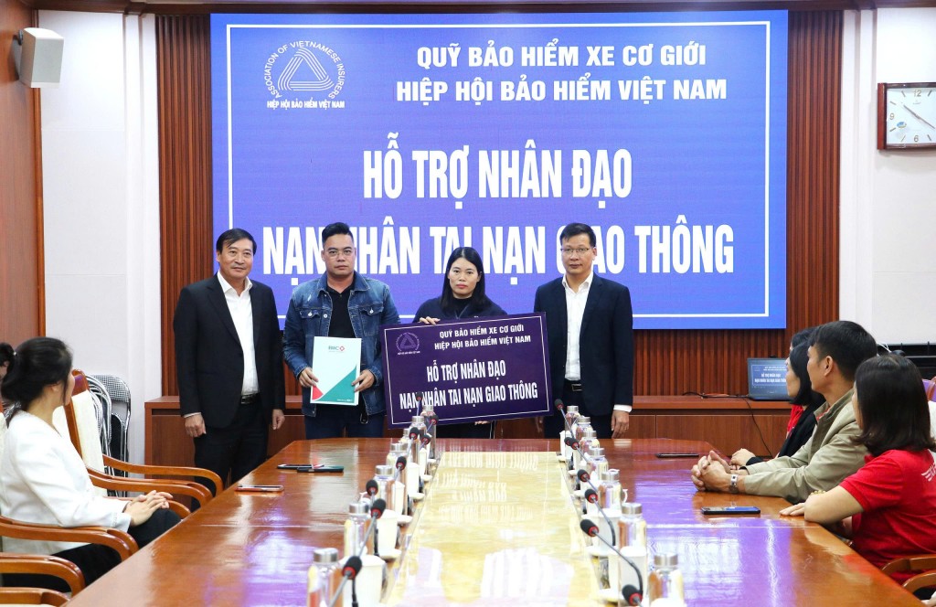 Hỗ trợ nhân đạo gia đình 2 nạn nhân tử vong do tai nạn giao thông tại Nghệ An