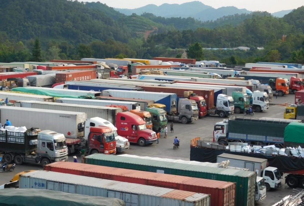 Hoạt động xuất nhập khẩu tại cửa khẩu quốc tế Hữu Nghị. Ảnh: H.Nụ