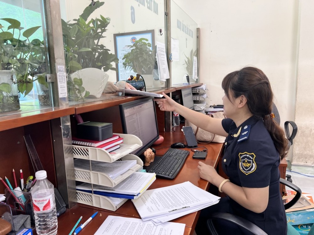 Công chức Hải quan cửa khẩu Tân Thanh hướng dẫn DN làm thủ tục hải quan. Ảnh: H.Nụ