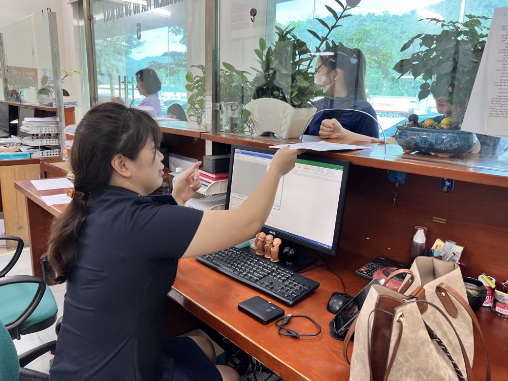 Công chức Hải quan cửa khẩu Tân Thanh hướng dẫn DN làm thủ tục hải quan. Ảnh: H.Nụ