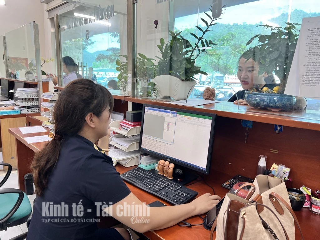Công chức Hải quan cửa khẩu Tân Thanh hướng dẫn DN làm thủ tục hải quan. Ảnh: H.Nụ