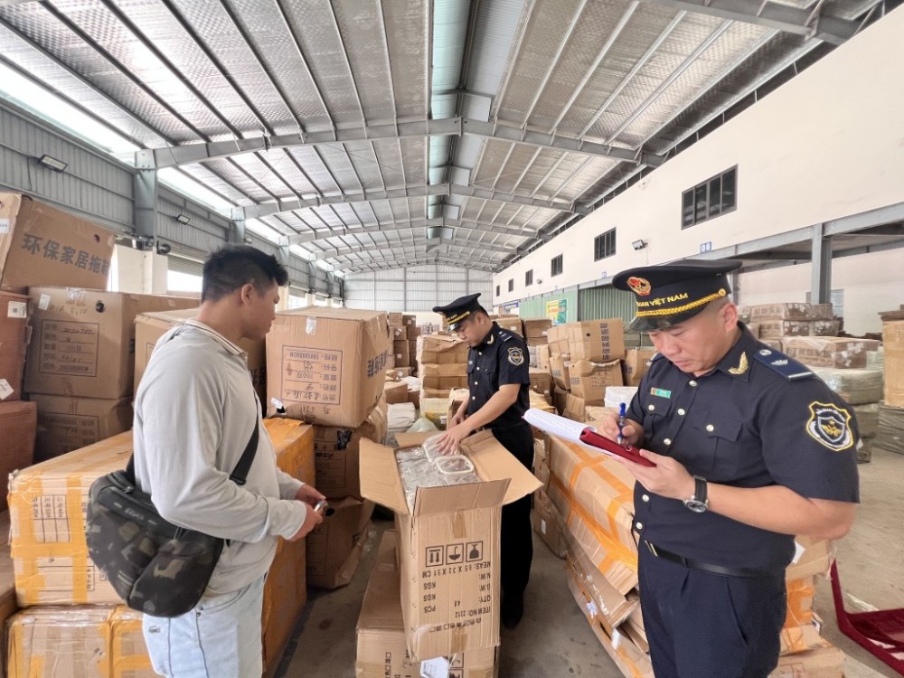Công chức Hải quan cửa khẩu Tân Thanh phối hợp với DN kiểm tra hàng hóa NK. Ảnh: H.Nụ