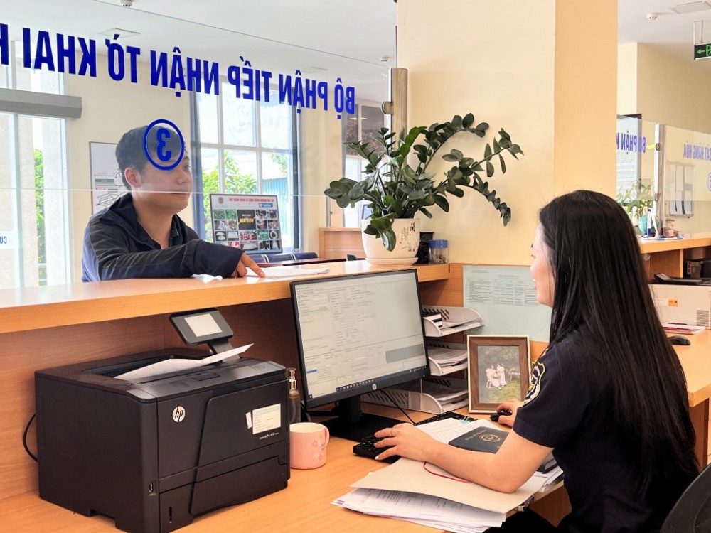 Công chức Hải quan ga đường sắt quốc tế Đồng Đăng hướng dẫn DN làm thủ tục. Ảnh: H.Nụ