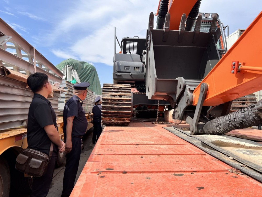 Công chức Hải quan cửa khẩu quốc tế Hữu Nghị kiểm tra máy móc nhập khẩu. Ảnh: H.Nụ