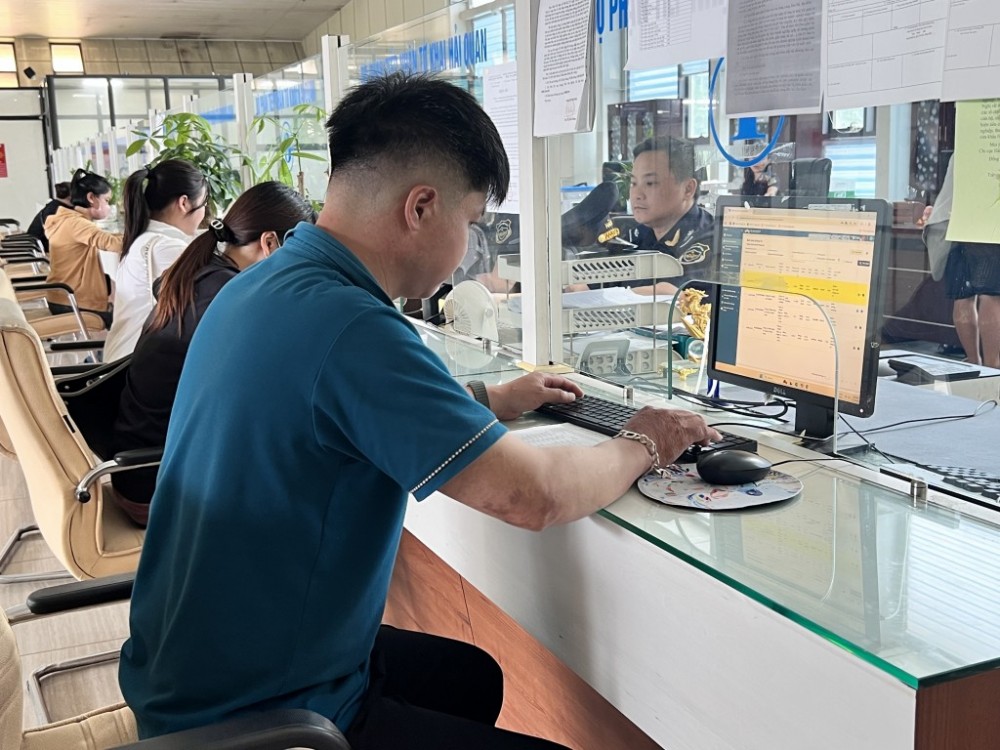 DN hiện nay có thể thực hiện thủ tục xác nhận nghĩa vụ thuế một cách nhanh chóng và linh hoạt hơn. Ảnh: H.Nụ