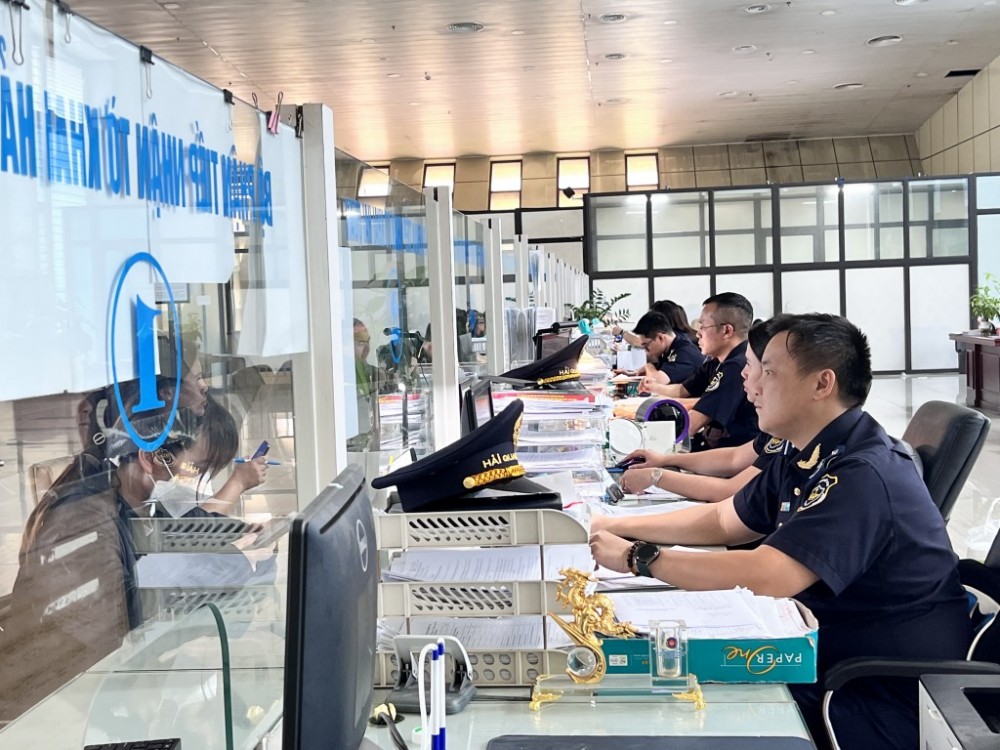 Hoạt động tiếp nhận và hướng dẫn DN làm thủ tục hải quan tại Hải quan cửa khẩu quốc tế Hữu Nghị. ẢNh: H.Nụ