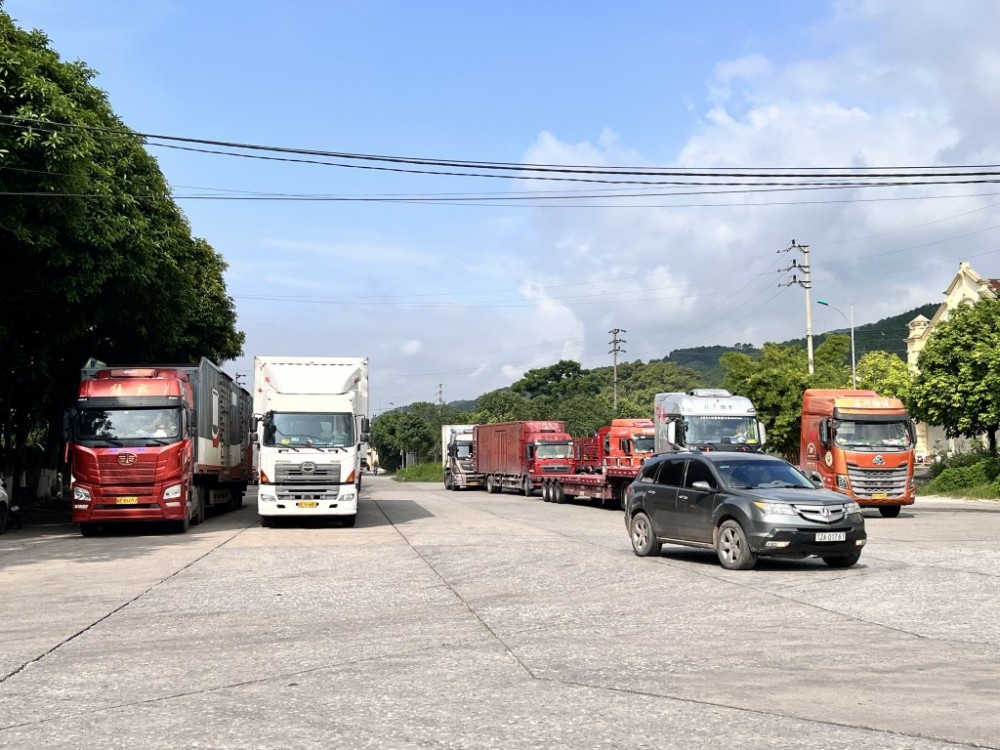 Hoạt động thông quan tại cửa khẩu Chi Ma. Ảnh: H.Nụ