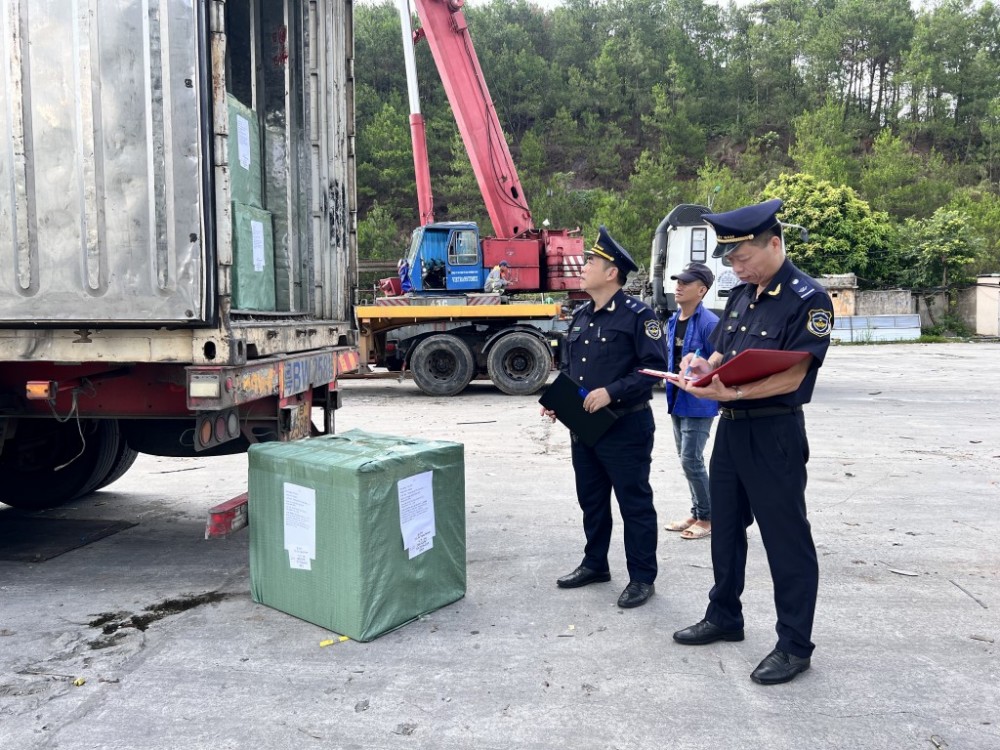 Công chức Hải quan kiểm tra hàng hóa nhập khẩu. Ảnh: H.Nụ