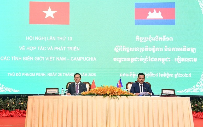 Phó Thủ tướng Chính phủ Bùi Thanh Sơn và Phó Thủ tướng, Bộ trưởng Bộ Nội vụ Campuchia Sar Sokha đồng chủ trì Hội nghị Hợp tác và phát triển các tỉnh biên giới Việt Nam-Campuchia lần thứ 13 - Ảnh: VGP/Hải Minh