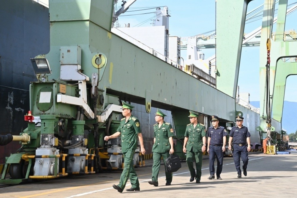 Biên phòng - Hải quan Vũng Áng phối hợp tuần tra kiểm soát địa bàn. Ảnh: Tuấn Kiệt