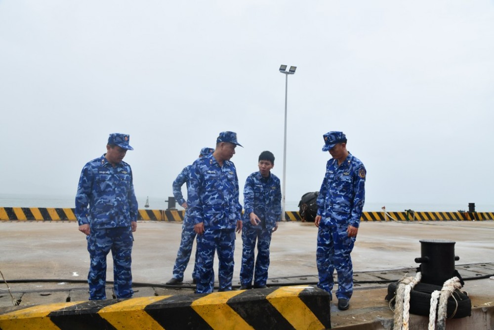 Lực lượng Cảnh sát biển kiểm tra cầu cảng. Lực lượng Cảnh sát biển kiểm tra cầu cảng.