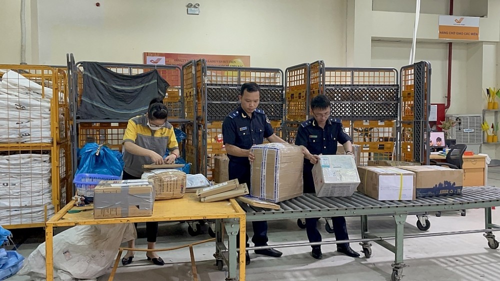 Công chức Hải quan Chuyển phát nhanh (Chi cục Hải quan khu vực I) kiểm tra hàng hóa XNK. Ảnh: N.Linh