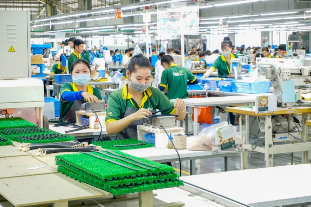 Vượt khó khăn bão lũ, ngành sản xuất Việt Nam tiếp tục tăng trưởng
