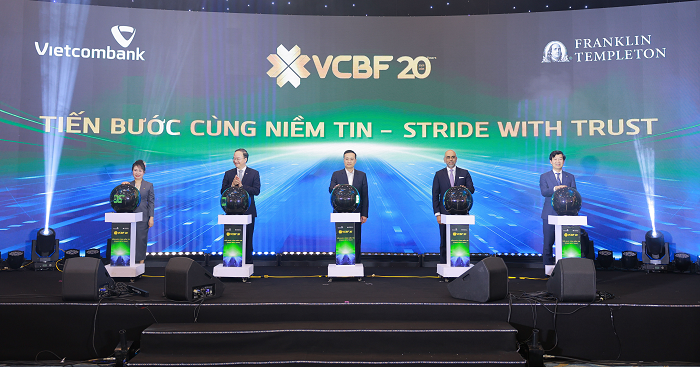 Các đại biểu thực hiện nghi thức nghi thức chúc mừng VCBF 20 tuổi. Các đại biểu thực hiện nghi thức nghi thức chúc mừng VCBF 20 tuổi.