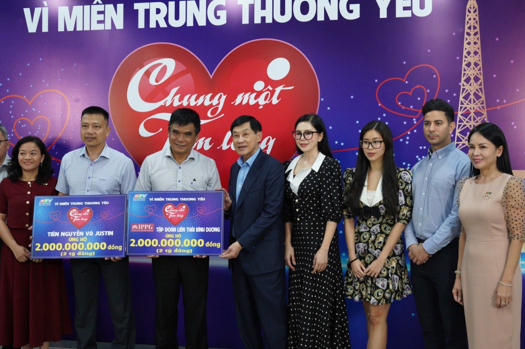 Gia đình doanh nhân Johnathan Hạnh Nguyễn đóng góp 10 tỷ đồng ủng hộ đồng bào miền Trung