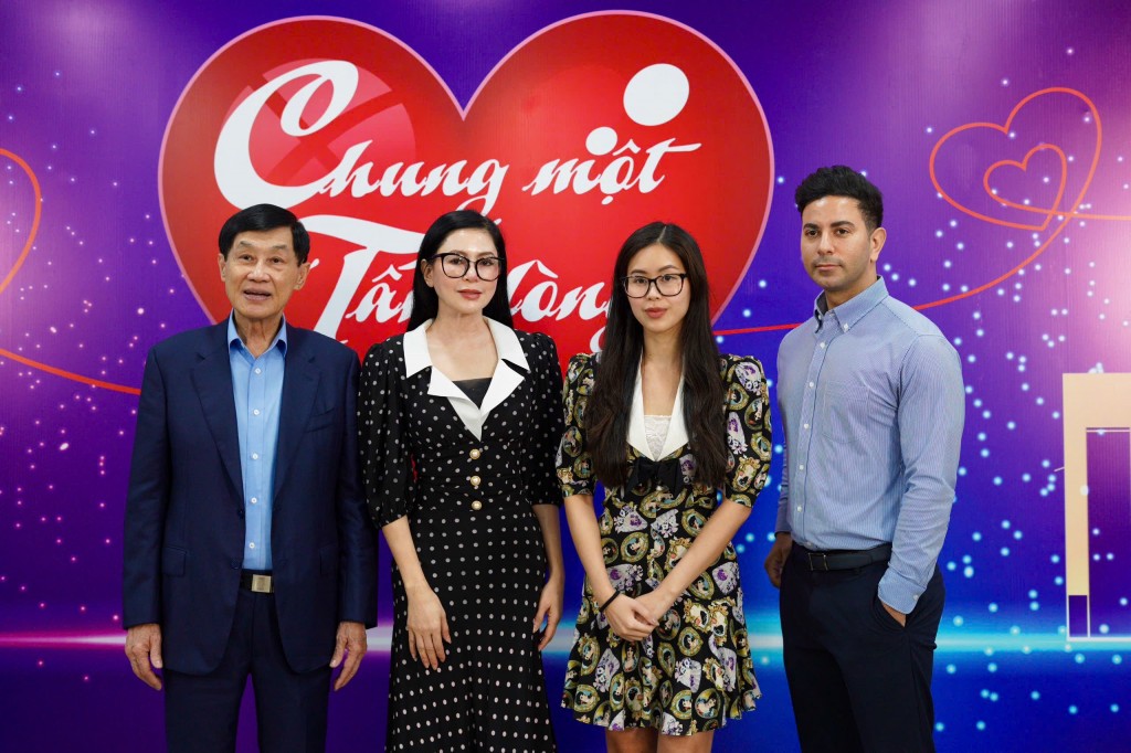 Gia đình doanh nhân Johnathan Hạnh Nguyễn đóng góp 10 tỷ đồng ủng hộ đồng bào miền Trung