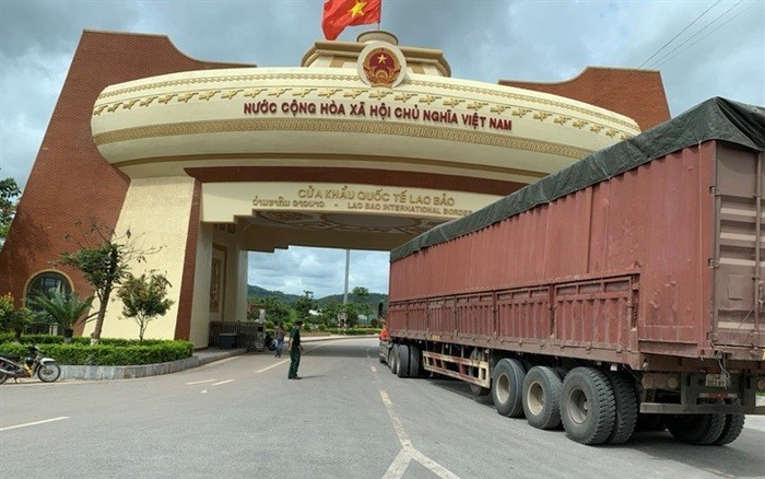 Hoạt động xuất nhập khẩu hàng hóa tại cửa khẩu quốc tế Lao Bảo.